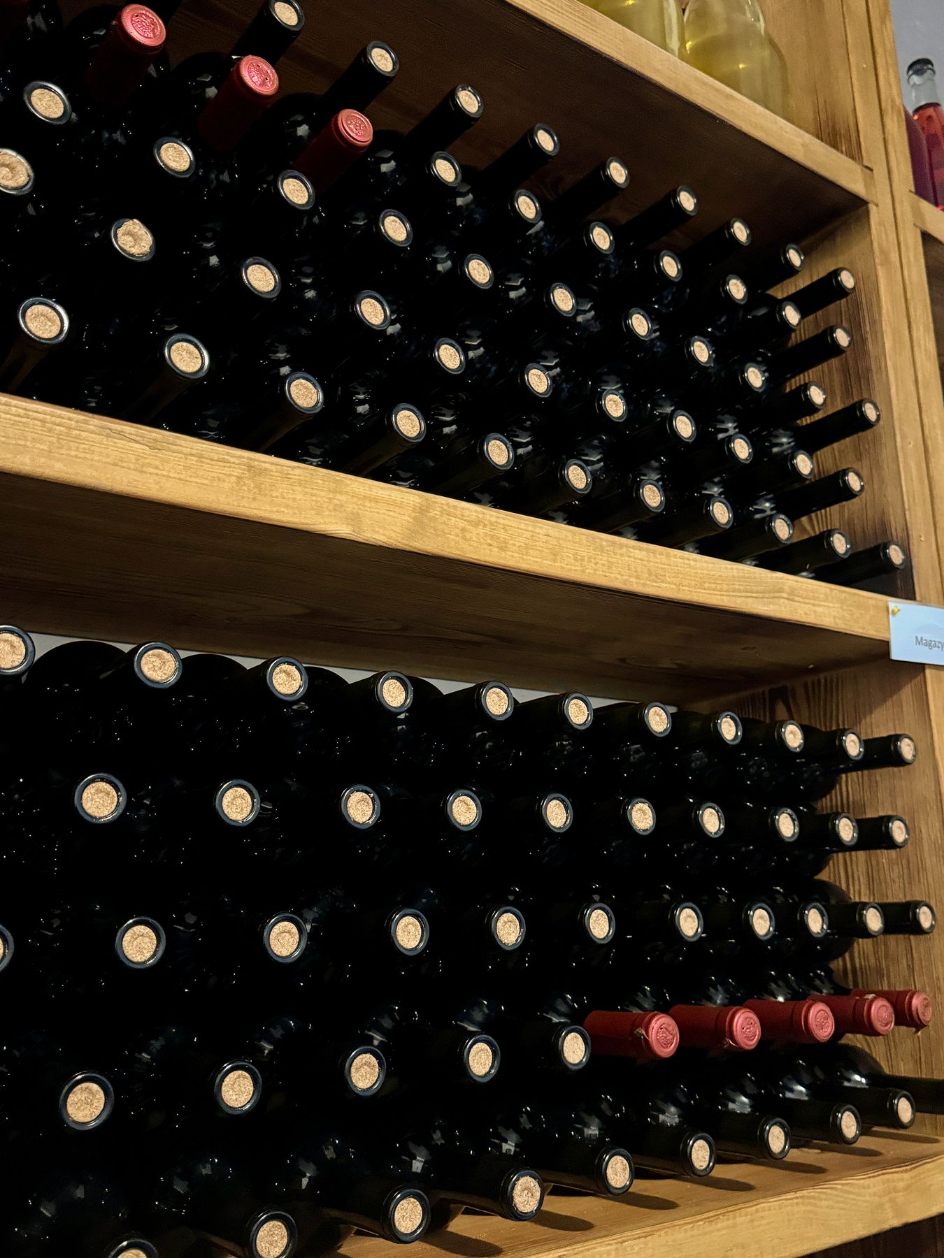 Butelki wina na&nbsp;regale