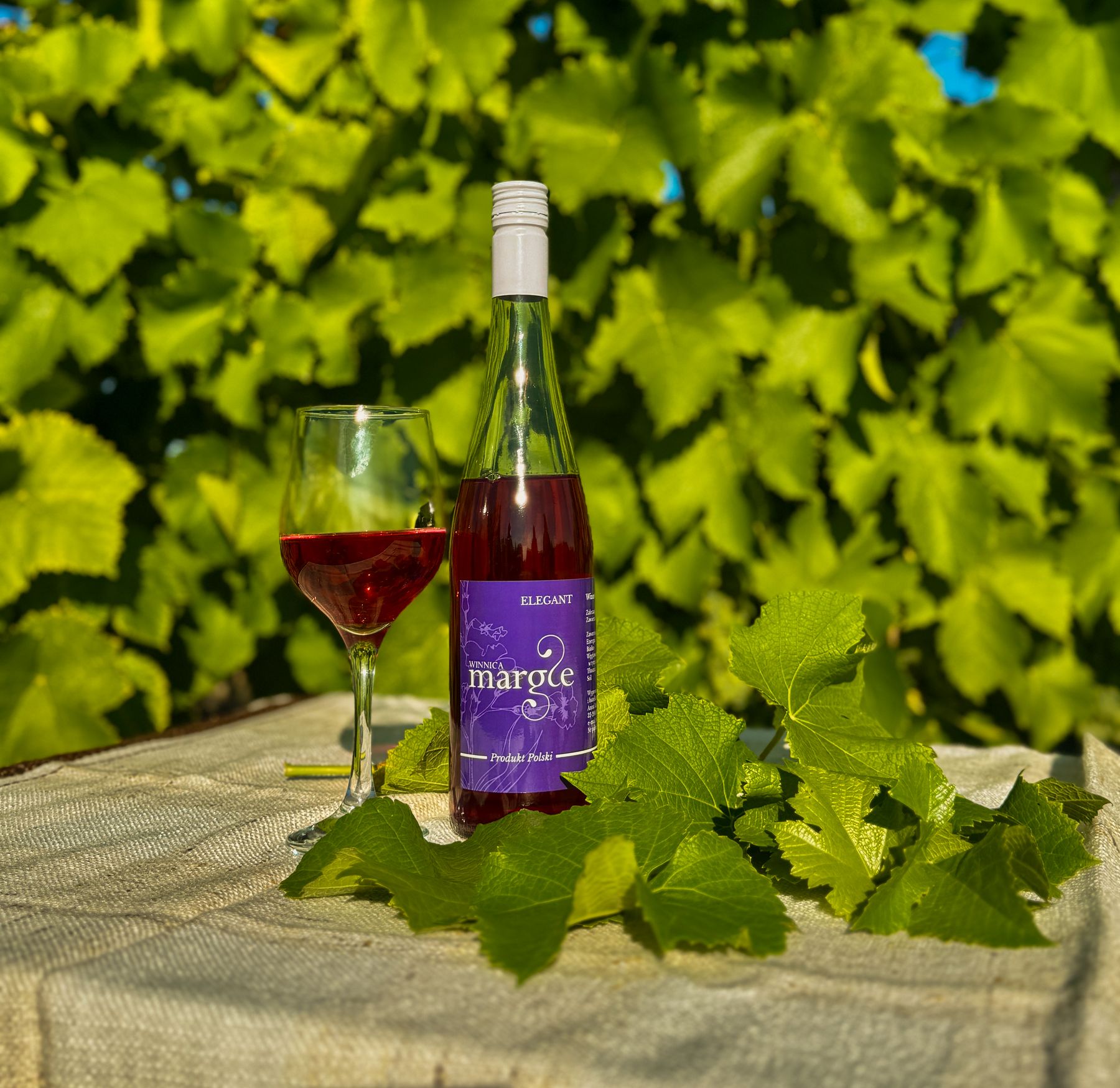 Wino Elegant z kieliszkiem